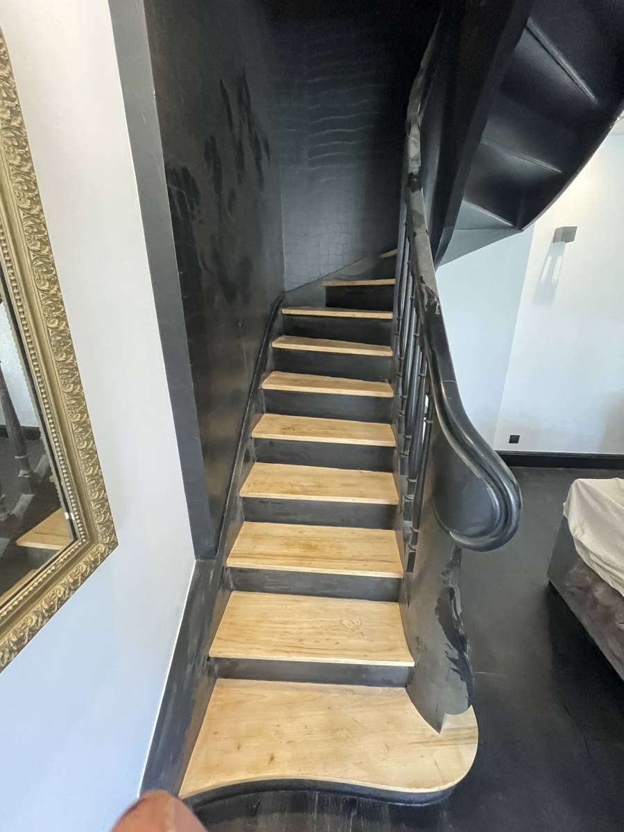 Artisan spécialisé en rénovation de parquet ancien usé ou rayé avec ponçage et vitrification Villeurbanne 69100
