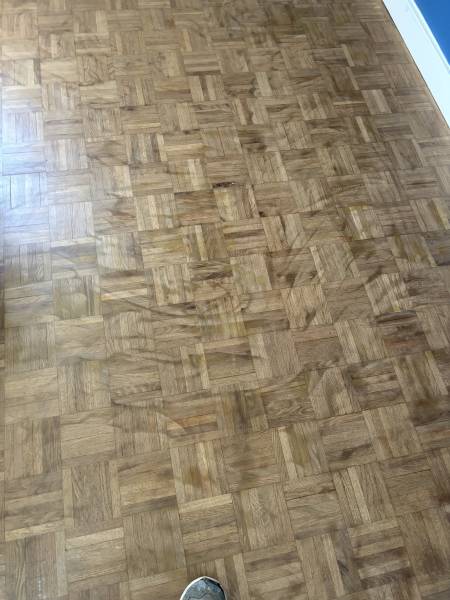 parquet damier mosaïque très abimé par un ponçage précédent, avant notre intervention