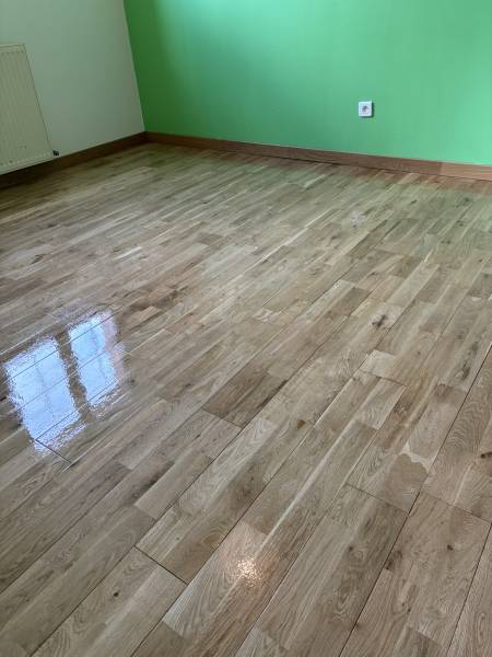 Réparation sur un parquet massif collé dans une maison de Saint-Didier-Au-Mont-D'Or