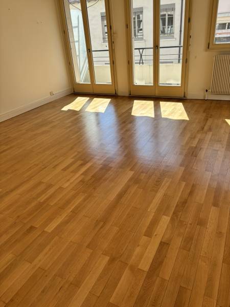 Ponçage d'un parquet massif traditionnel dans un appartement de Lyon 3ème