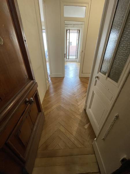 onçage et vitrification d'un parquet chêne bâton rompu dans un appartement de Lyon 6 hall entrée