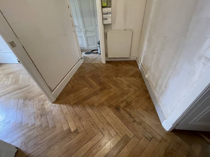 onçage et vitrification d'un parquet chêne bâton rompu dans un appartement de Lyon 6 couloir