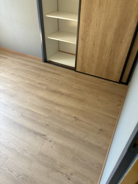 Pose d’un parquet stratifié dans un appartement mis en location à Lyon 8ème